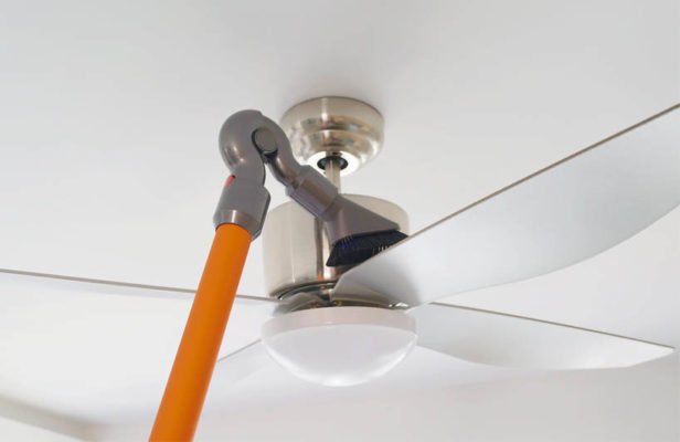 Vệ sinh quạt trần bằng máy hút bụi